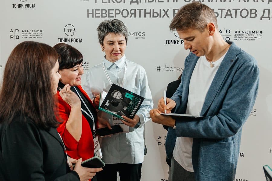 Участники получают подарки