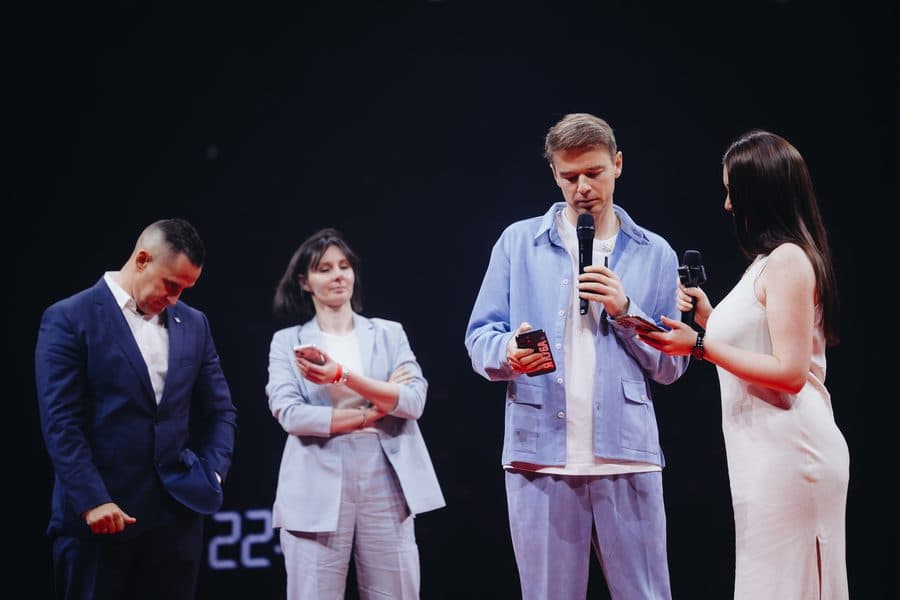 Группа участников на сцене