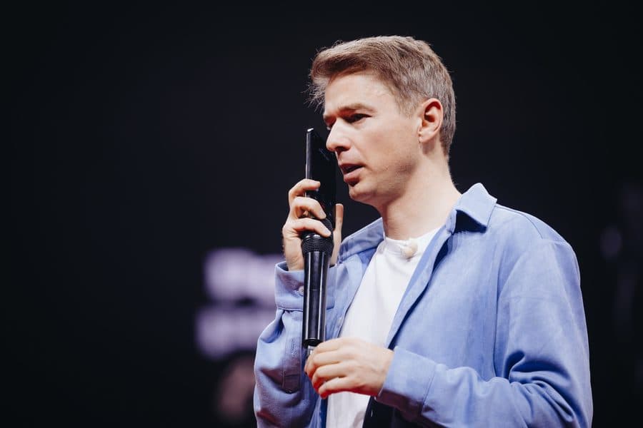 Живой звонок клиенту со сцены