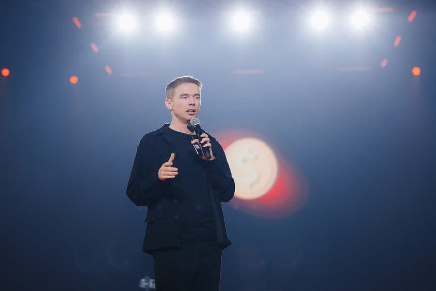 Спикер на большой сцене