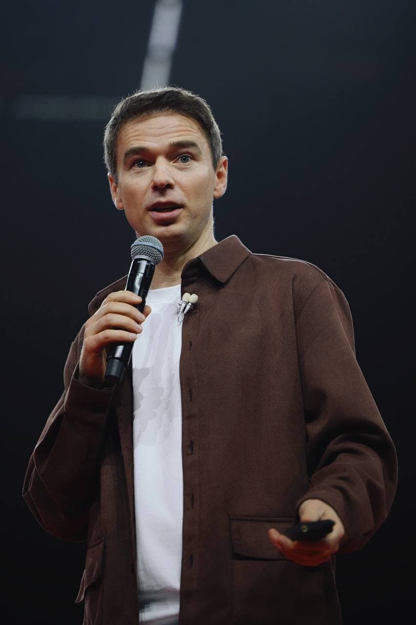 Спикер на сцене