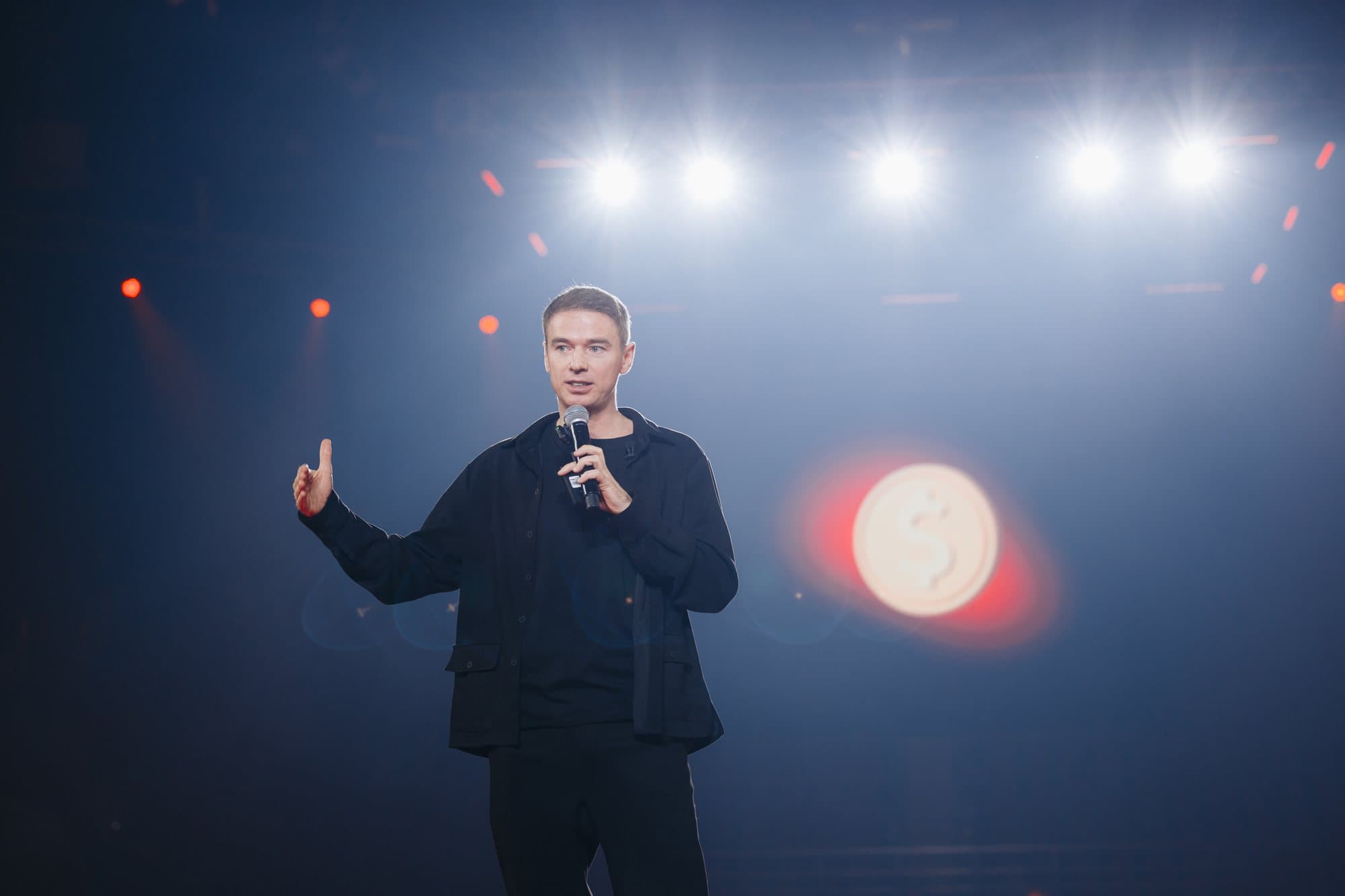 Сцена в свете прожекторов